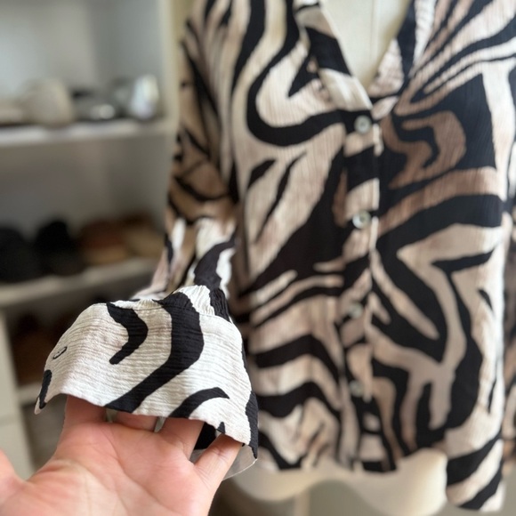Zara Brown and Black Flowy Animal Print Button Up Long Sleeve Shirt Size Medium - Picture 2 of 13